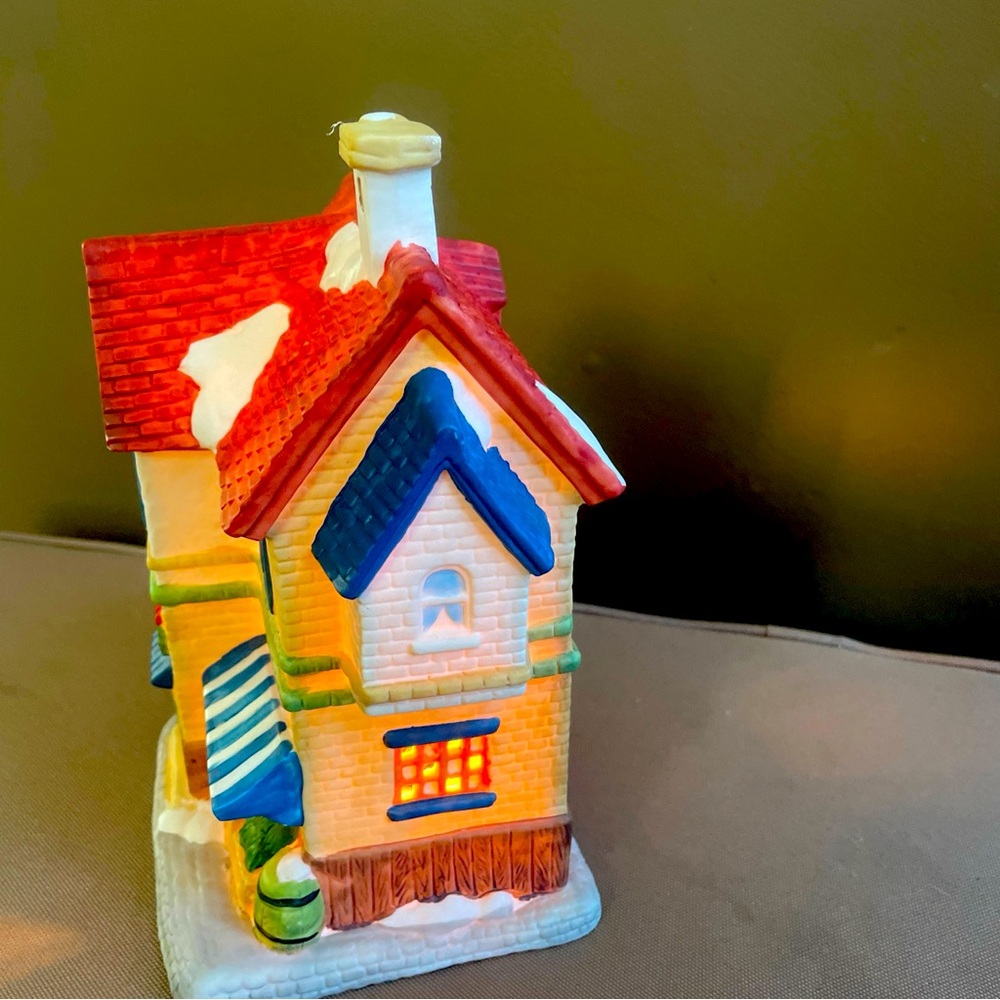 Dickens collectible holiday expression grocery lighted house